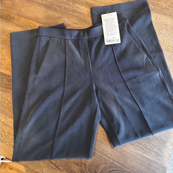 Lululemon, Softstreme Pintuck Mid-Rise Pant - Picture 2 of 4